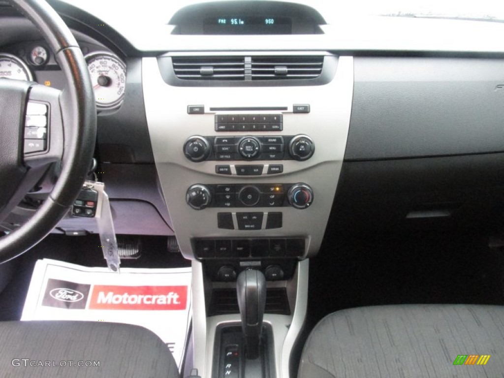 2008 Focus SE Sedan - Vapor Silver Metallic / Charcoal Black photo #35