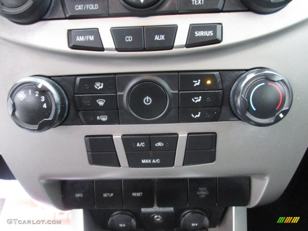 2008 Focus SE Sedan - Vapor Silver Metallic / Charcoal Black photo #37