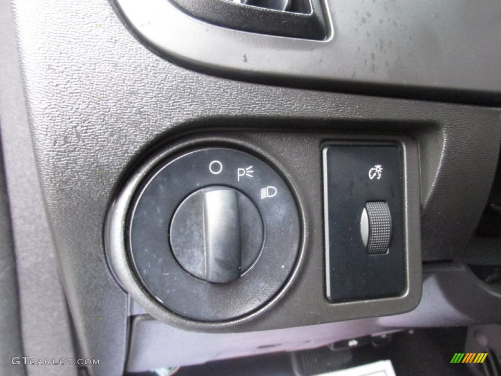 2008 Focus SE Sedan - Vapor Silver Metallic / Charcoal Black photo #42