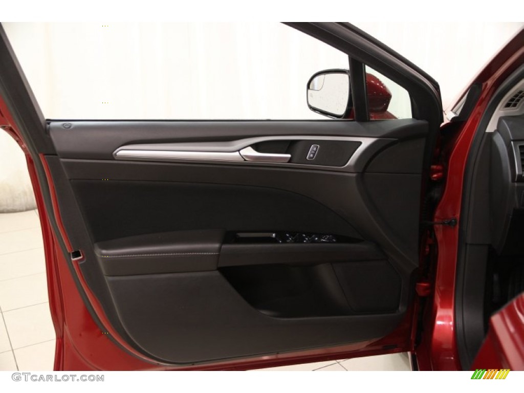 2013 Ford Fusion SE Door Panel Photos