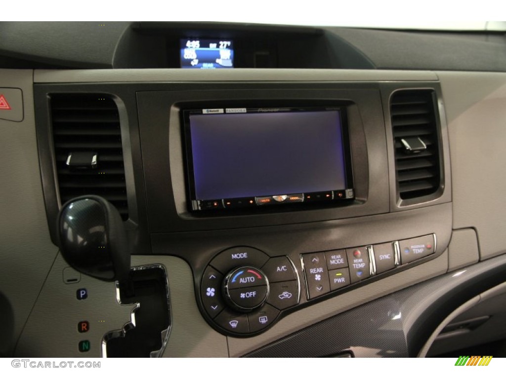 2011 Sienna SE - Super White / Dark Charcoal photo #10