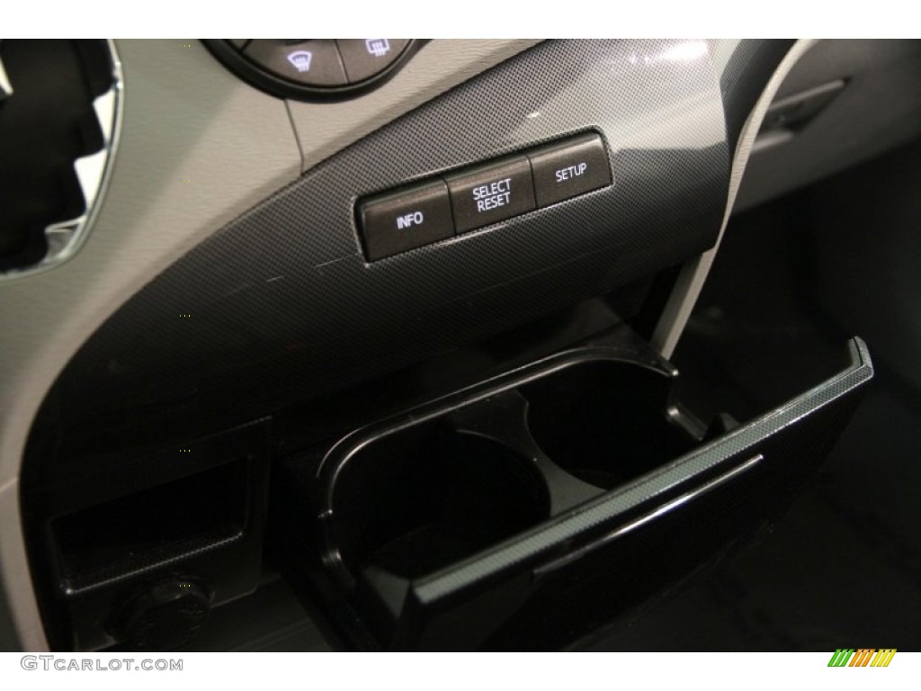 2011 Sienna SE - Super White / Dark Charcoal photo #12