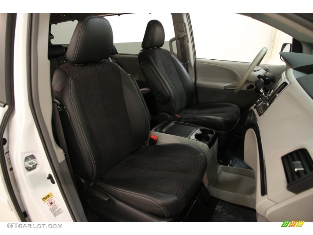2011 Sienna SE - Super White / Dark Charcoal photo #17