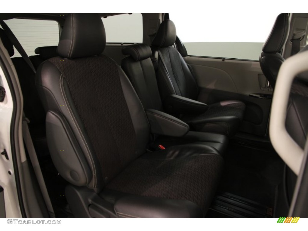 2011 Sienna SE - Super White / Dark Charcoal photo #18