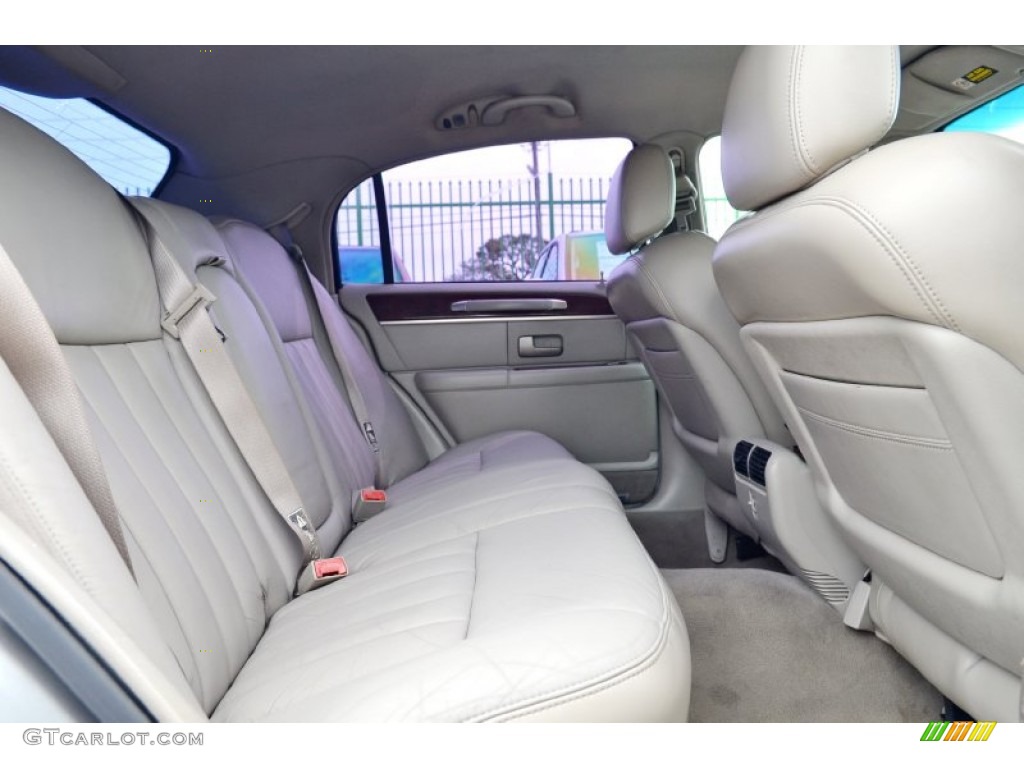 Medium Dark Parchment/Light Parchment Interior 2003 Lincoln Town Car Executive Photo #101824838