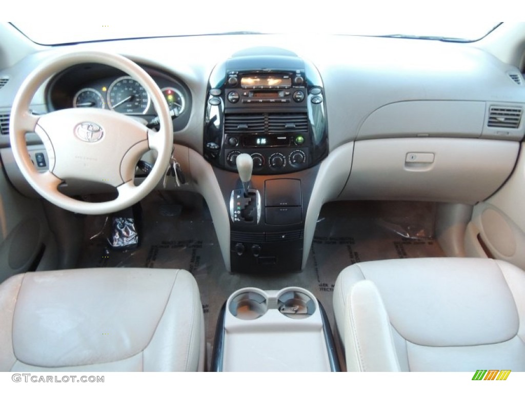 2005 Toyota Sienna LE Dashboard Photos