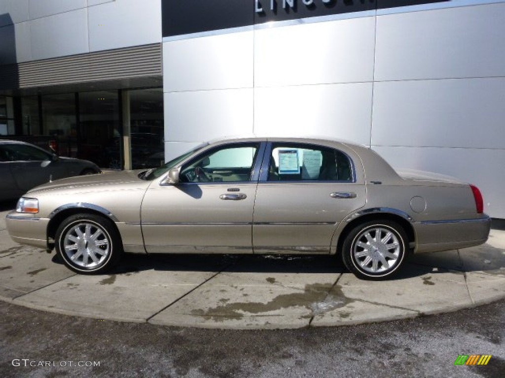 2007 Town Car Signature Limited - Light French Silk Metallic / Light Camel photo #2