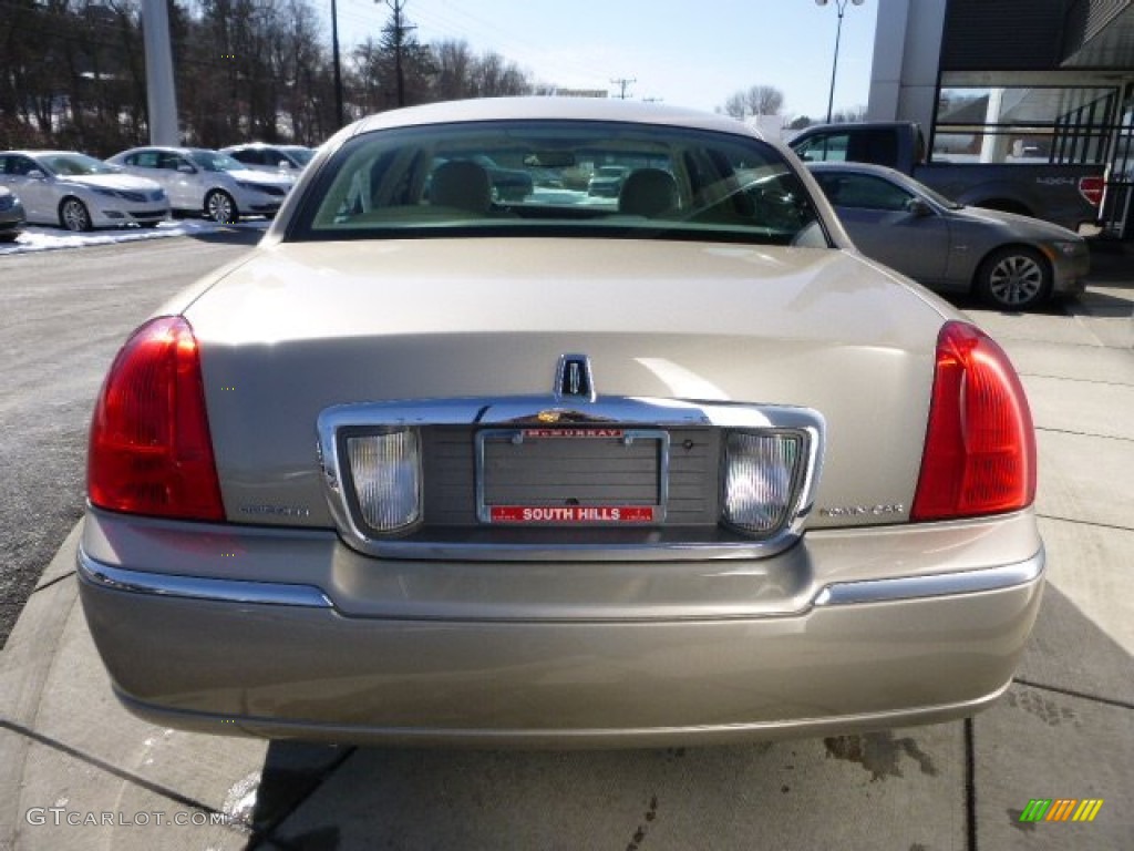 2007 Town Car Signature Limited - Light French Silk Metallic / Light Camel photo #4