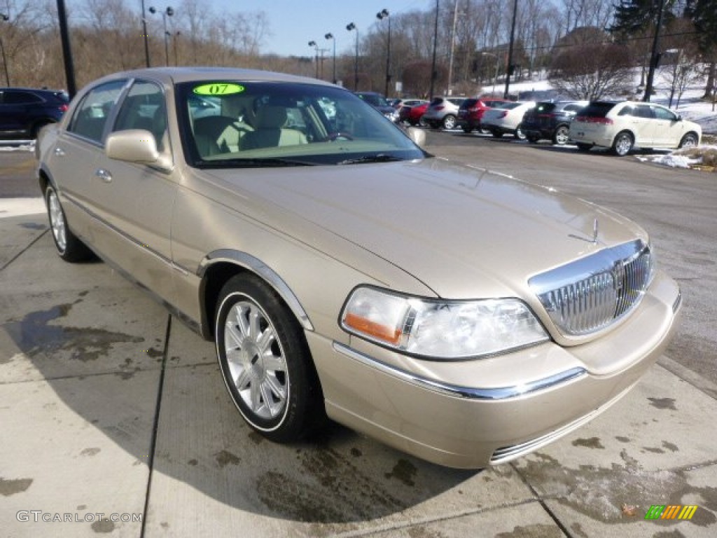 Light French Silk Metallic 2007 Lincoln Town Car Signature Limited Exterior Photo #101878286