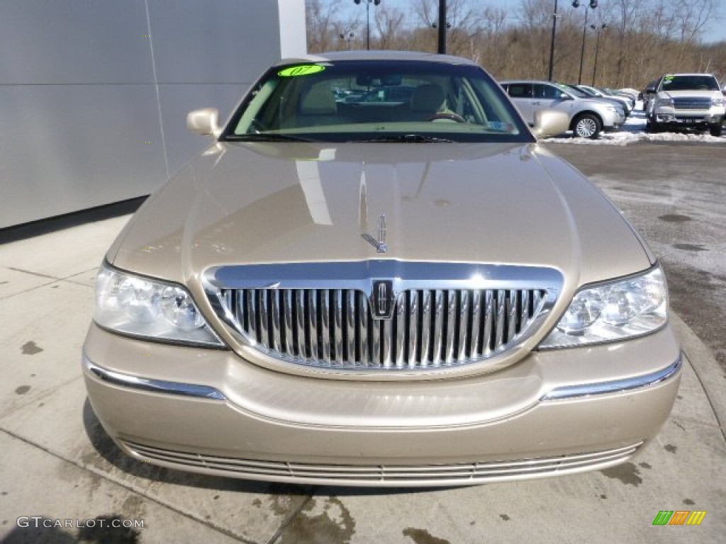 2007 Town Car Signature Limited - Light French Silk Metallic / Light Camel photo #8