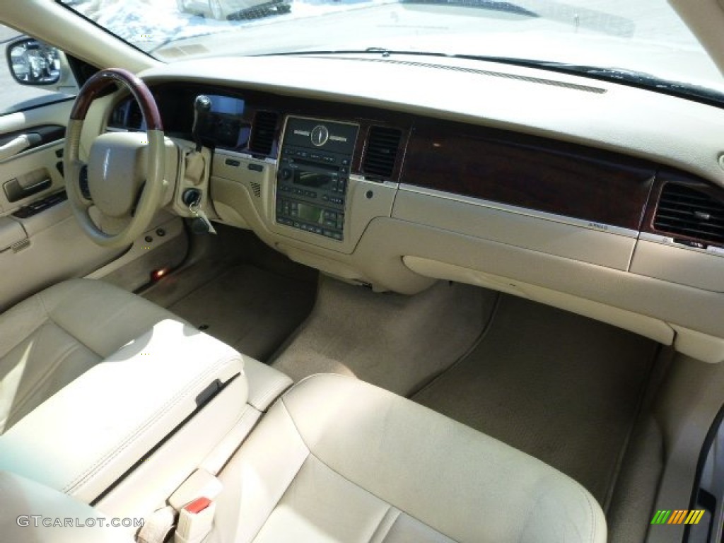 2007 Town Car Signature Limited - Light French Silk Metallic / Light Camel photo #11