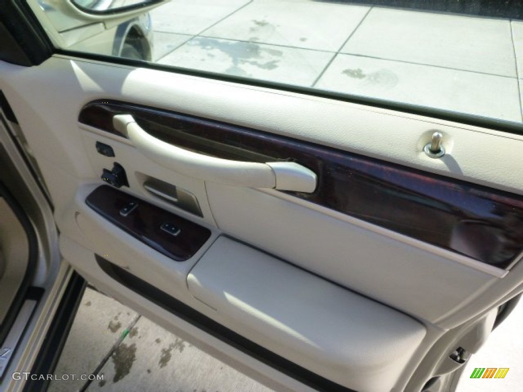2007 Town Car Signature Limited - Light French Silk Metallic / Light Camel photo #12