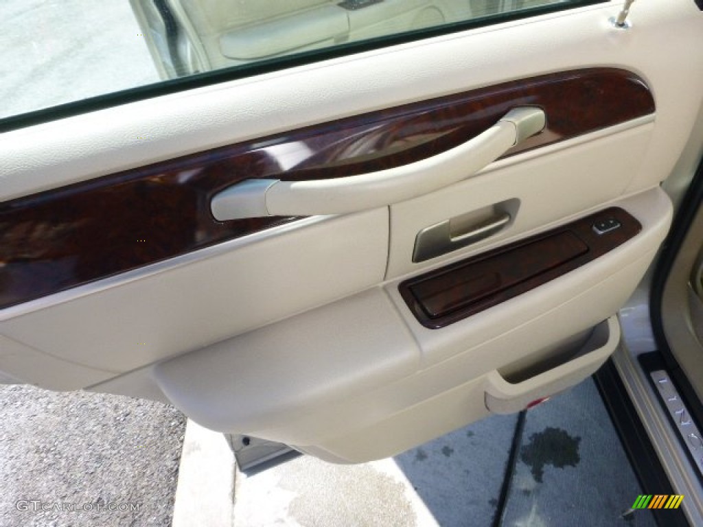 2007 Town Car Signature Limited - Light French Silk Metallic / Light Camel photo #18