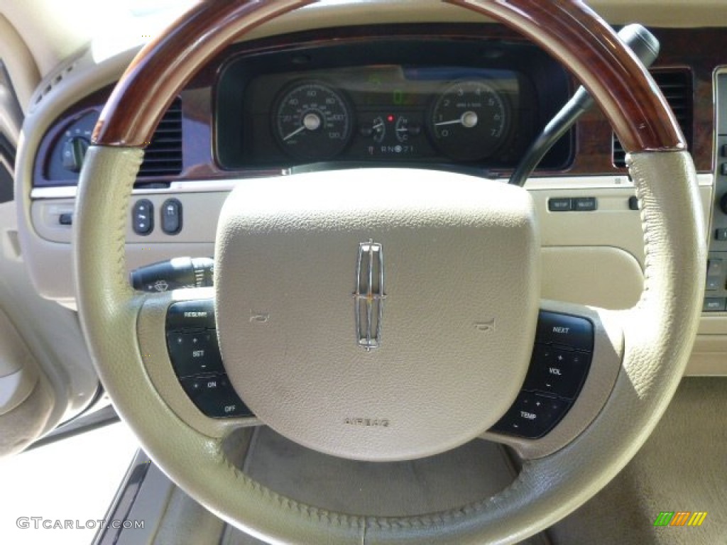 2007 Town Car Signature Limited - Light French Silk Metallic / Light Camel photo #21