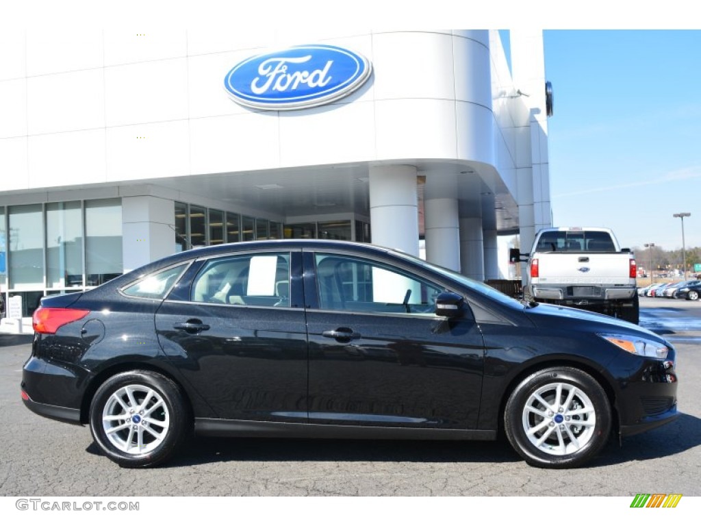 2015 Focus SE Sedan - Tuxedo Black Metallic / Medium Light Stone photo #2