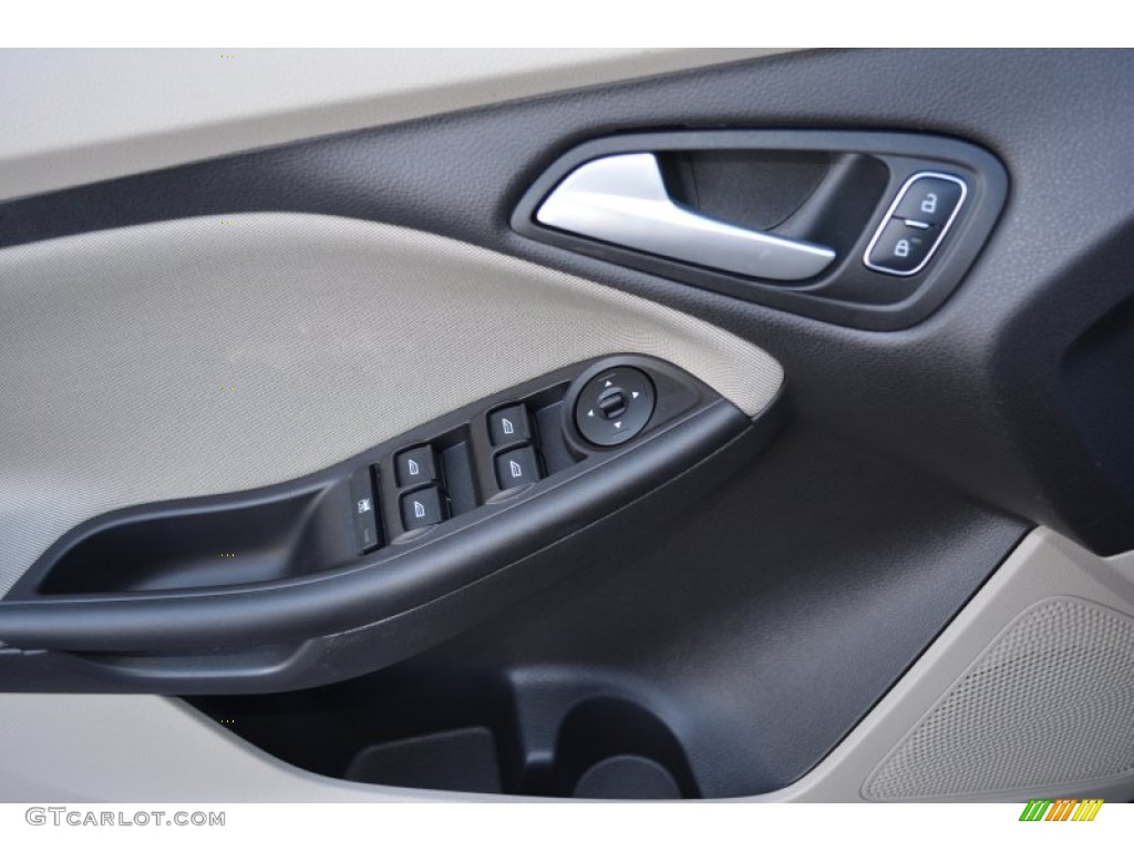 2015 Focus SE Sedan - Tuxedo Black Metallic / Medium Light Stone photo #6