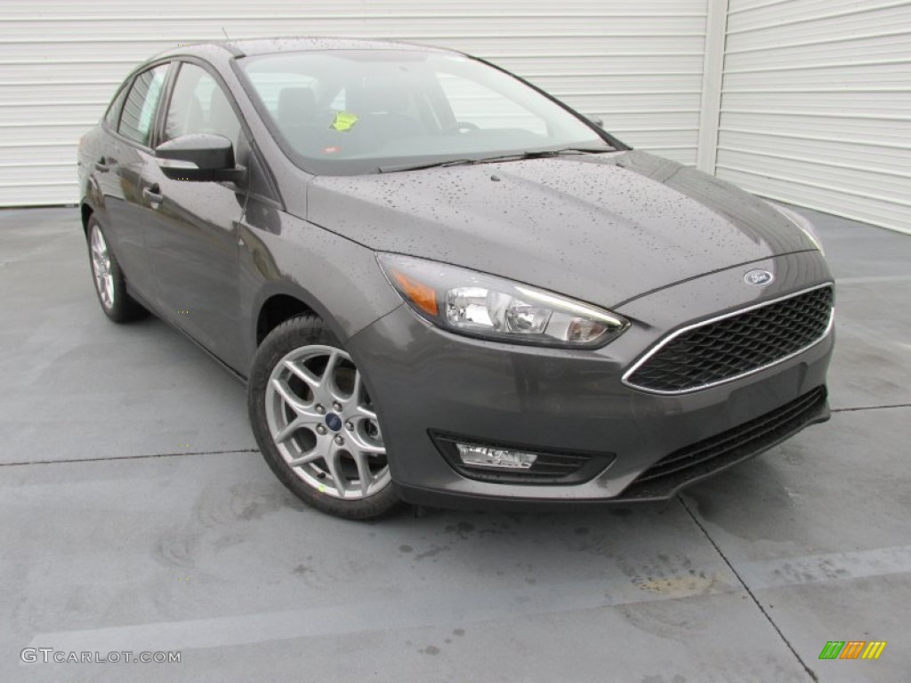 2015 Focus SE Sedan - Magnetic Metallic / Charcoal Black photo #2