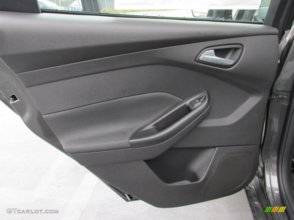 2015 Focus SE Sedan - Magnetic Metallic / Charcoal Black photo #17