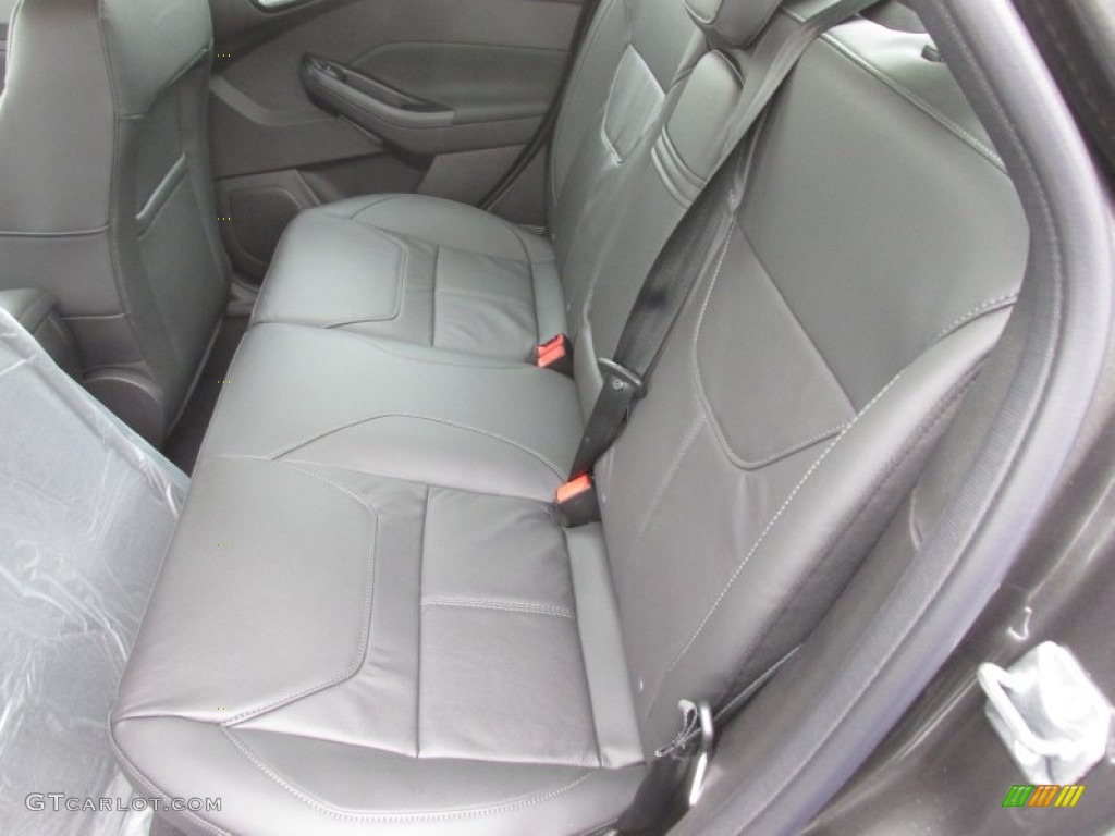 2015 Focus SE Sedan - Magnetic Metallic / Charcoal Black photo #18