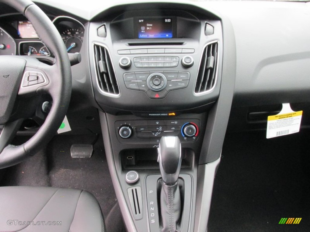 2015 Ford Focus SE Sedan Controls Photo #101905350