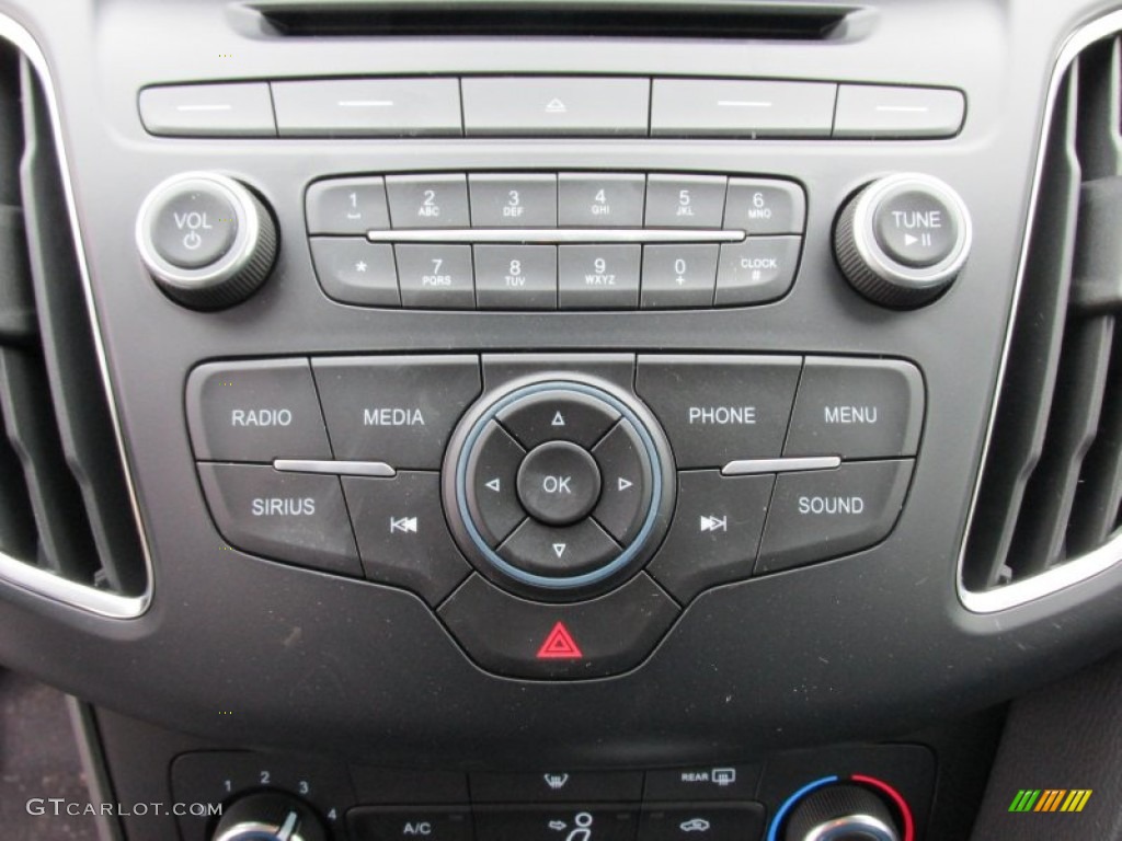 2015 Ford Focus SE Sedan Controls Photo #101905365