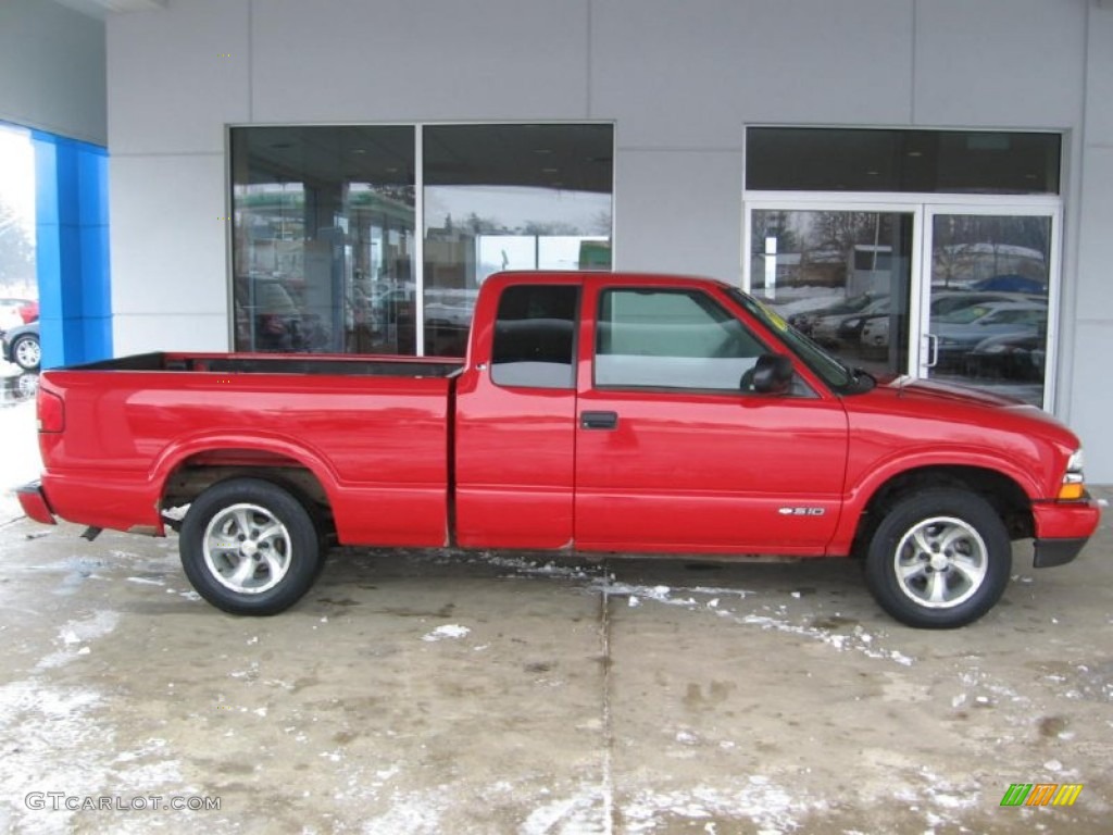 Victory Red 2002 Chevrolet S10 LS Extended Cab Exterior Photo #101916044