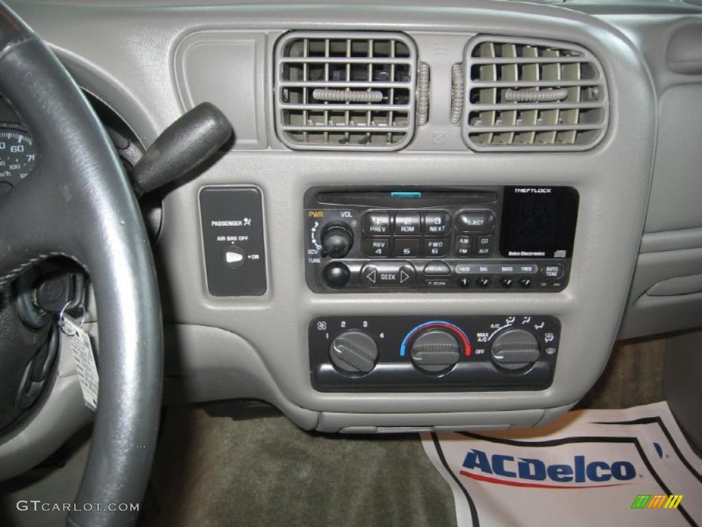 2002 S10 LS Extended Cab - Victory Red / Medium Gray photo #5