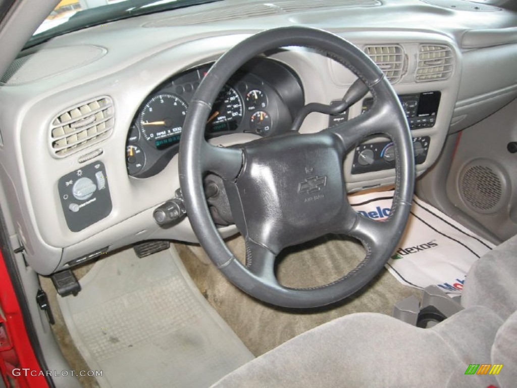 2002 S10 LS Extended Cab - Victory Red / Medium Gray photo #6