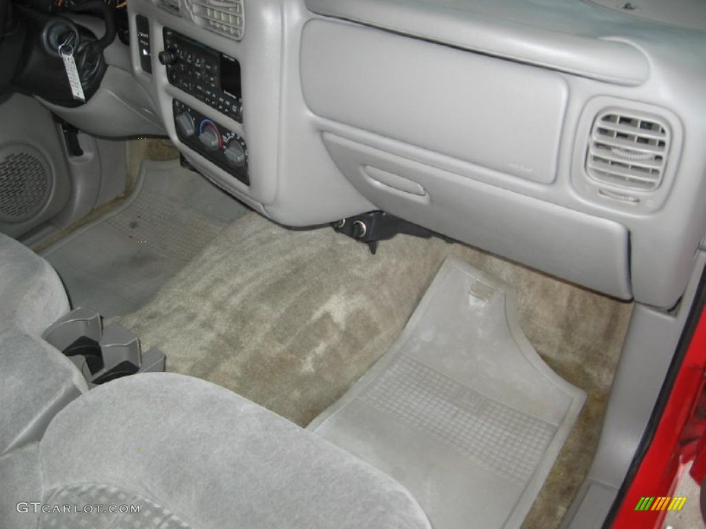 2002 S10 LS Extended Cab - Victory Red / Medium Gray photo #11
