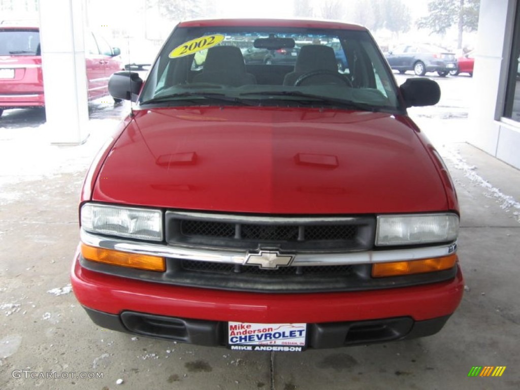 2002 S10 LS Extended Cab - Victory Red / Medium Gray photo #18