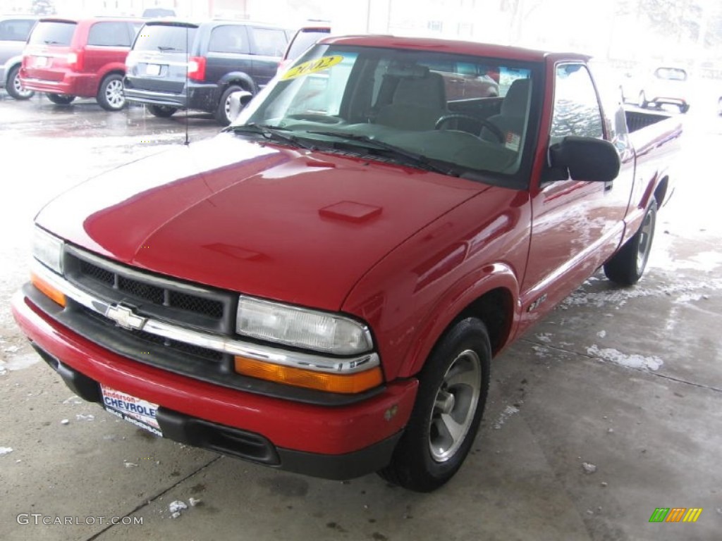 2002 S10 LS Extended Cab - Victory Red / Medium Gray photo #19