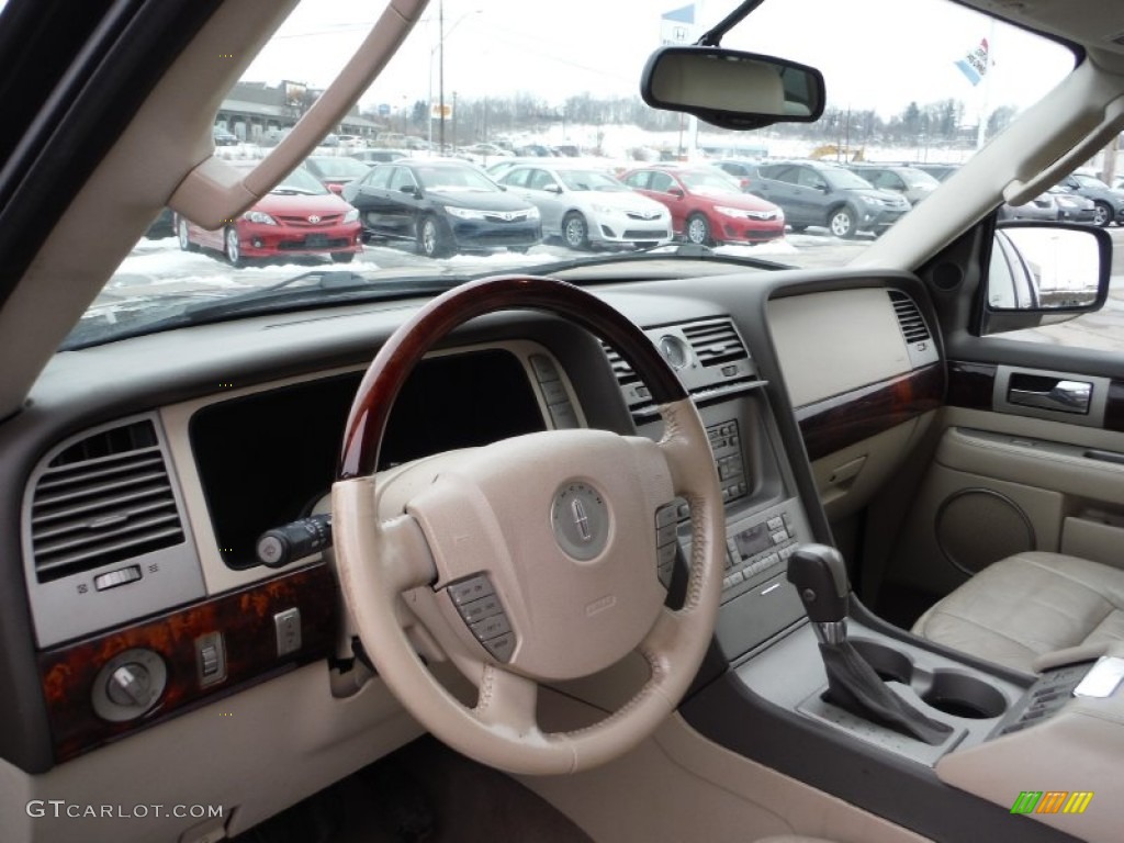 2004 Navigator Luxury 4x4 - Black Clearcoat / Light Parchment photo #12