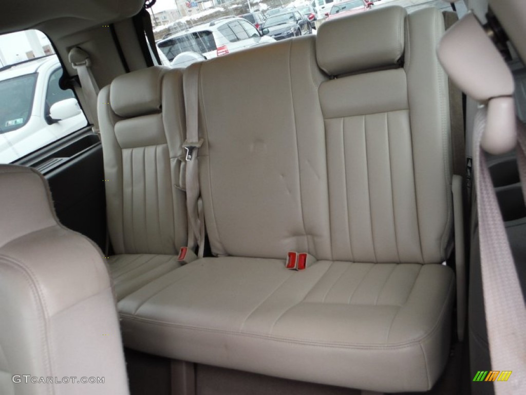 2004 Navigator Luxury 4x4 - Black Clearcoat / Light Parchment photo #20