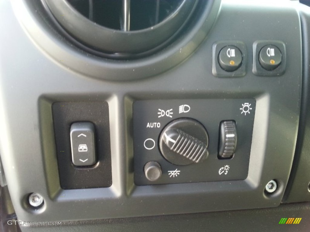 2005 Hummer H2 SUT Controls Photo #101922938
