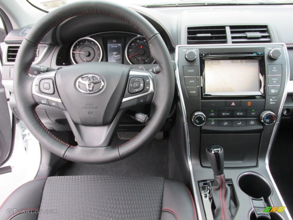 2015 Toyota Camry SE Black Dashboard Photo #101934959