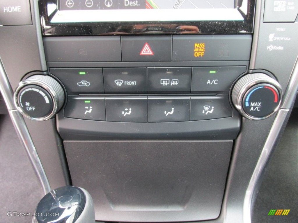 2015 Toyota Camry SE Controls Photo #101935016