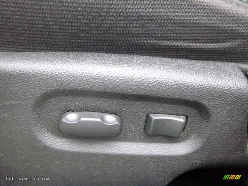 2011 HHR LT - Arctic Ice White / Gray photo #24