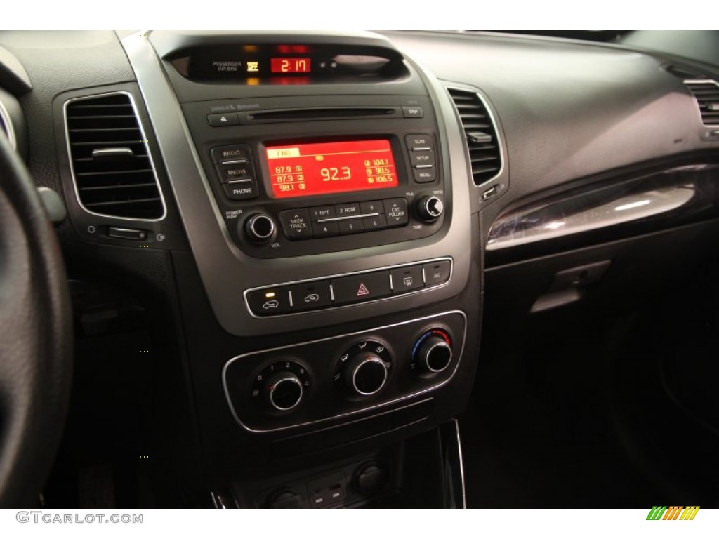 2014 Kia Sorento LX Controls Photo #101982398