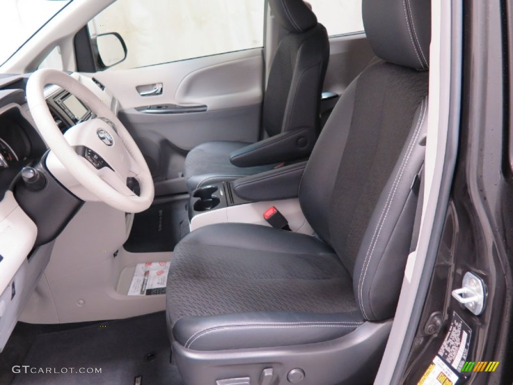 2014 Toyota Sienna SE Front Seat Photos