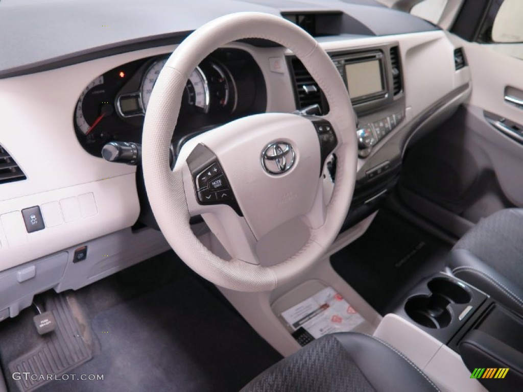 2014 Toyota Sienna SE Steering Wheel Photos