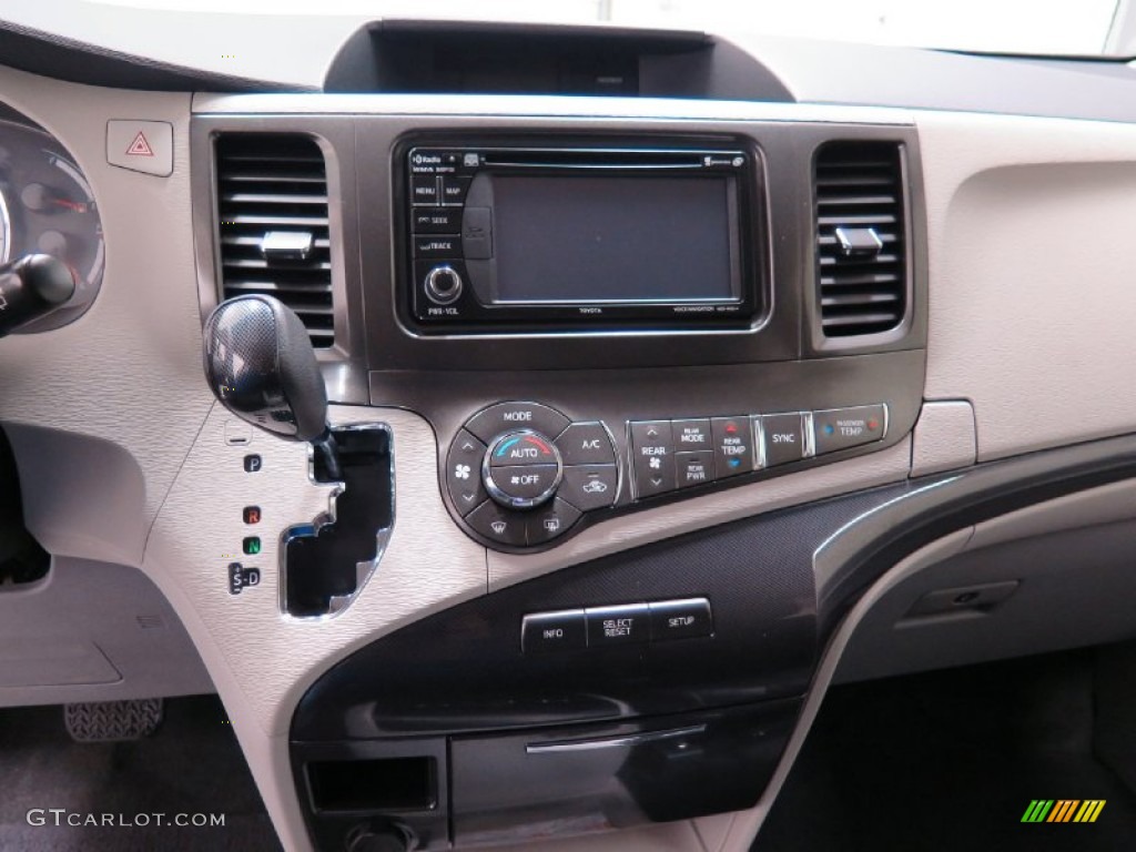 2014 Toyota Sienna SE Controls Photo #102009317