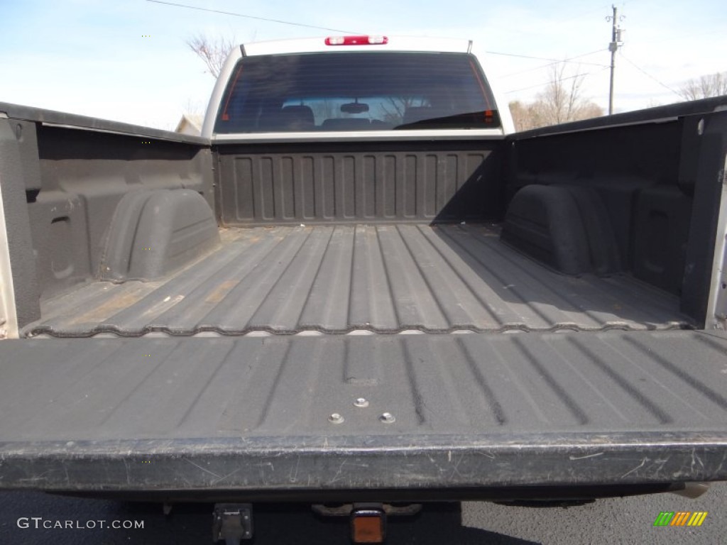 2004 Silverado 2500HD LT Crew Cab 4x4 - Sandstone Metallic / Tan photo #19