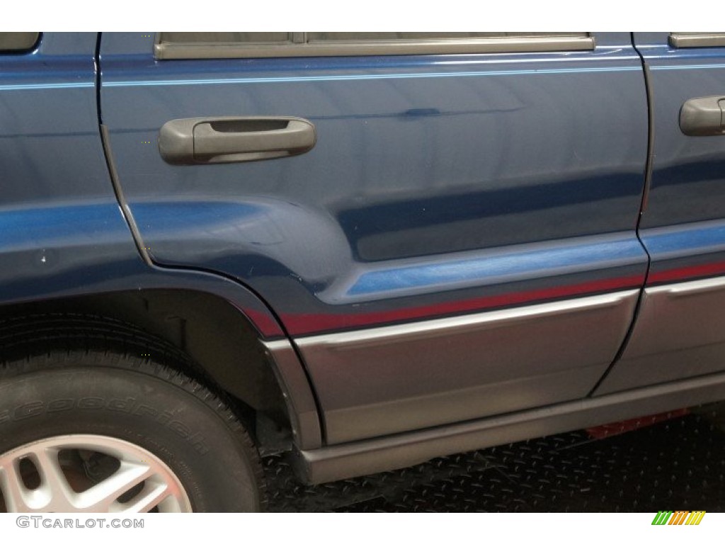 2003 Grand Cherokee Laredo 4x4 - Patriot Blue Pearl / Taupe photo #44