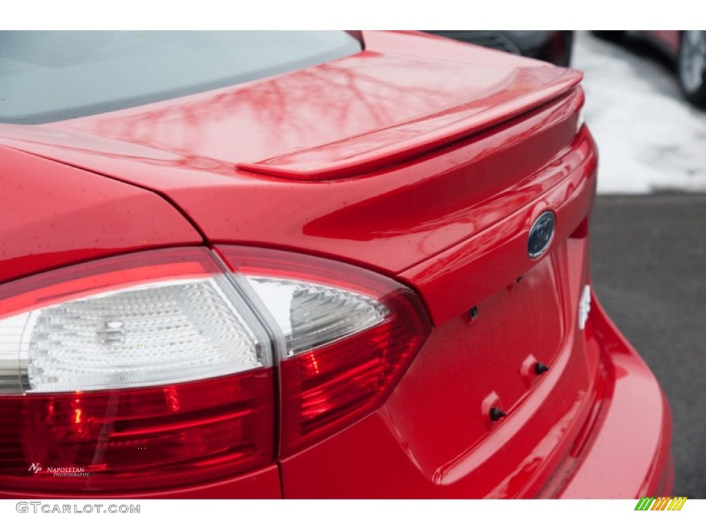 2015 Fiesta SE Sedan - Race Red / Charcoal Black photo #3
