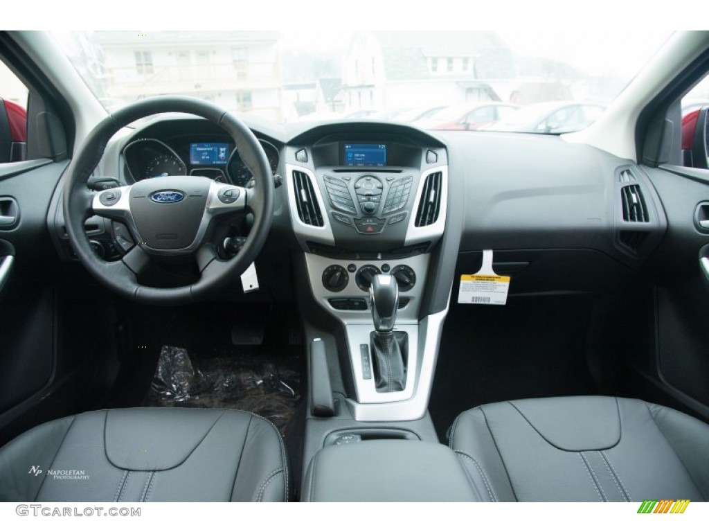 2014 Ford Focus SE Hatchback Charcoal Black Dashboard Photo #102083157