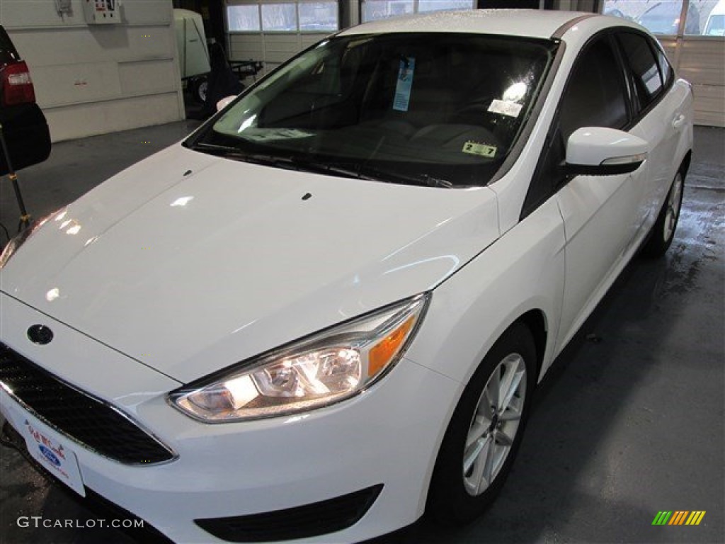 2015 Focus SE Sedan - Oxford White / Medium Light Stone photo #3