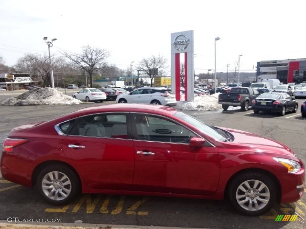 2015 Altima 2.5 S - Cayenne Red / Charcoal photo #4