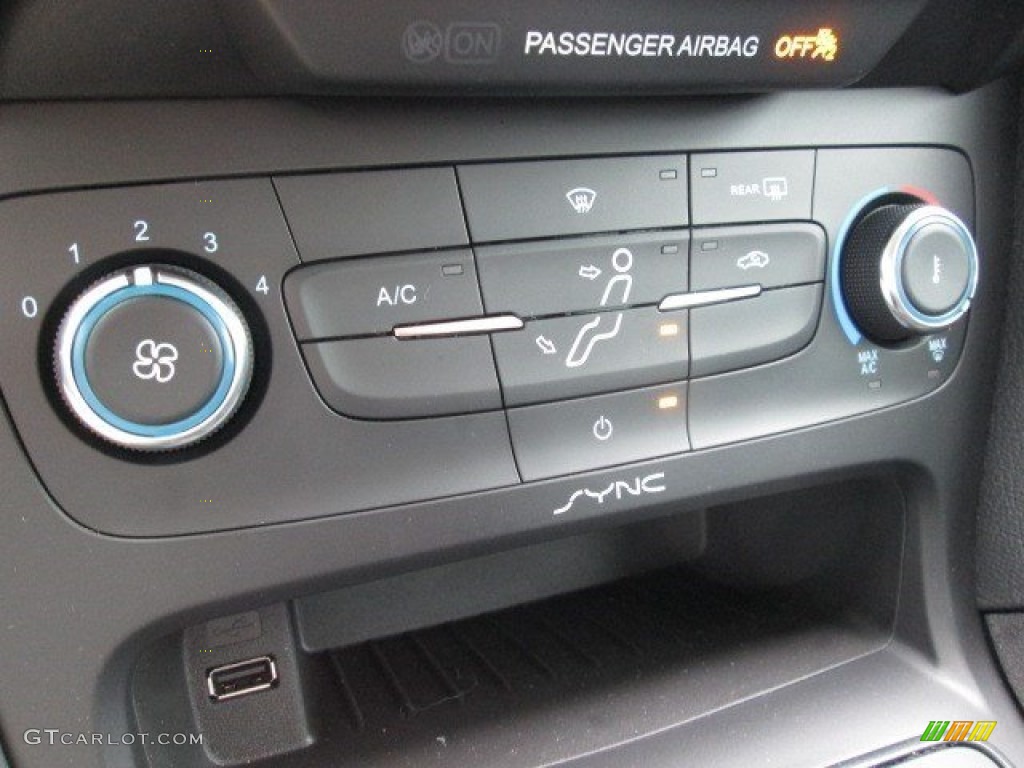 2015 Ford Focus SE Sedan Controls Photo #102156182