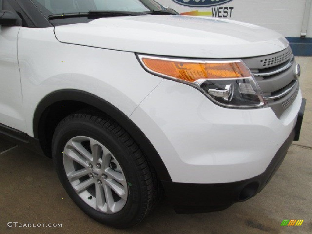 2015 Explorer FWD - Oxford White / Medium Light Stone photo #2