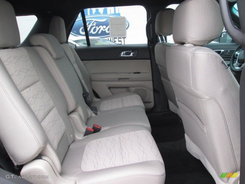 2015 Explorer FWD - Oxford White / Medium Light Stone photo #15